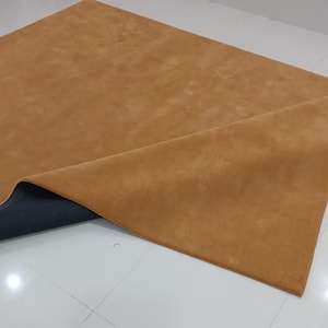 Alfombra moderna abstracta de primera calidad, color marrón dorado rosado, hecha a mano en lana, de pelo grueso y estilo contemporáneo, ideal para sala de estar o dormitorio.