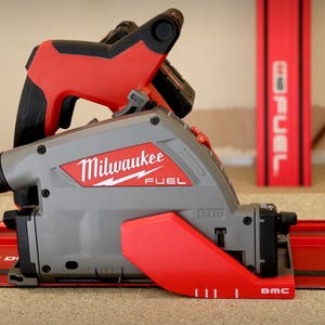 Peut inclure: Une scie plongeante Milwaukee Fuel grise et rouge, dotée d'une poignée noire, d'un port d'extraction de poussière vert et d'un rail de guidage rouge. Le corps de l'outil affiche le logo Milwaukee Fuel et la marque M18 sur le rail.