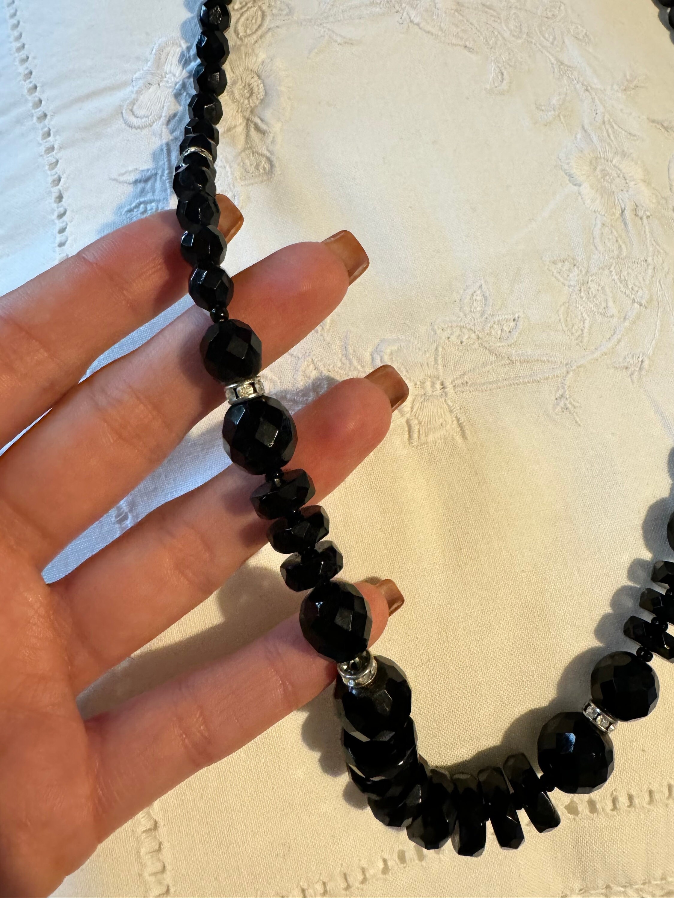 Collier Ancien En Perles De Verre Noir Facetté - Long, Gros Grains - Occasion Bon état