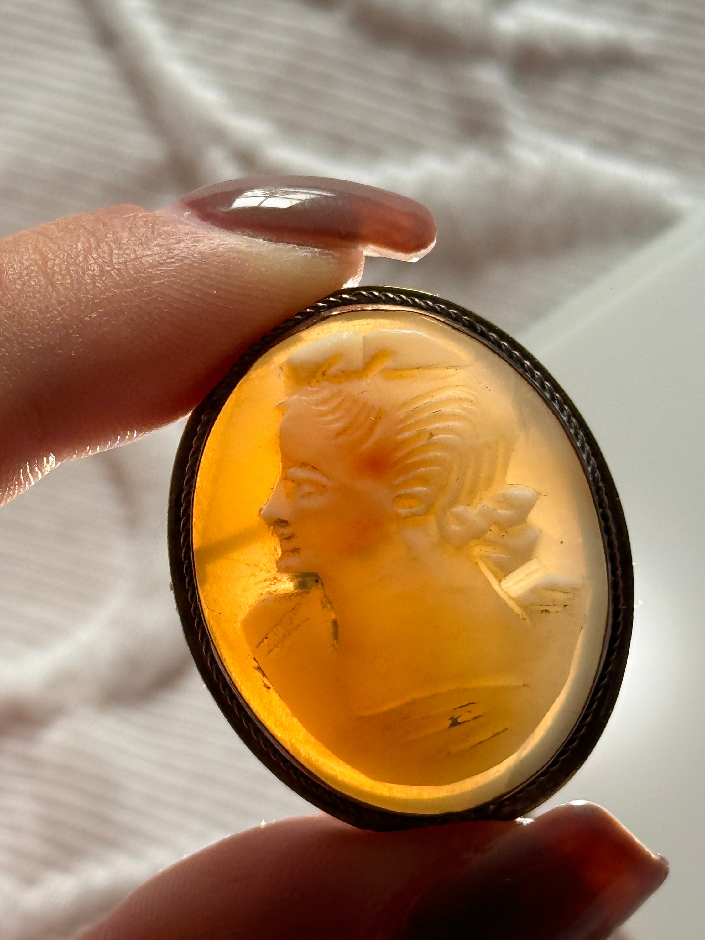 Broche Ancienne Camée Sculpté Portrait De Femme XIXe Siècle - Doré, Occasion Avec Patine