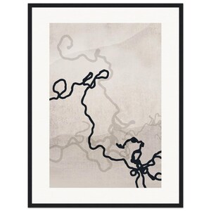 Puede incluir: Impresión de arte abstracto con un dibujo de línea negra de una forma orgánica en espiral sobre un fondo beige claro.