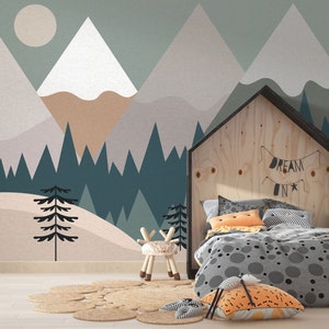 Può includere: Una cameretta per bambini con un murale a tema montagna in tonalità tenui. Una struttura letto in legno a forma di casa con la scritta "DREAM ON" sopra il letto. Il letto ha lenzuola grigie e cuscini arancioni e grigi. Sono presenti anche una sedia piccola e un tappeto rotondo.