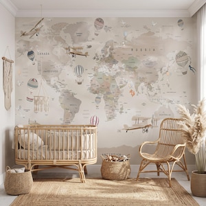 Könnte beinhalten: Ein Wandbild mit einer Weltkarte in gedämpften Beige- und Brauntönen, verziert mit Illustrationen von alten Flugzeugen und Heißluftballons. Die Karte zeigt beschriftete Kontinente und Länder, davor stehen ein Kinderbett und ein Stuhl aus Rattan.