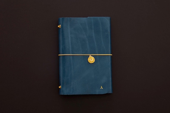 A6 - Quaderno in pelle con ciondoli e iniziali | Diario di viaggio | Fatto a mano