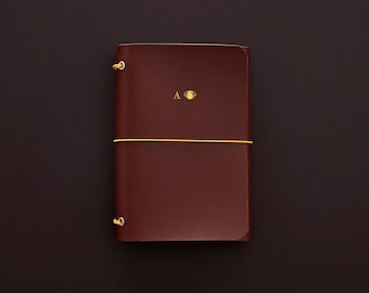 A6 – Notizbuch aus Leder mit Symbolen und Initialen | Handgefertigter Notizbuchumschlag | Reisetagebuch