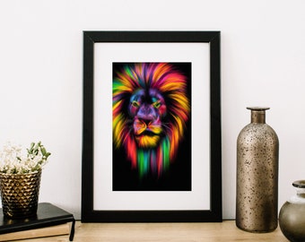 Op de afbeelding: Een ingelijste print van een kleurrijke leeuw met een zwarte achtergrond. De manen van de leeuw zijn een levendige mix van rood, oranje, geel, groen, blauw en paars.