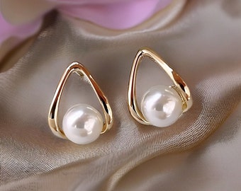 14K Gold Plated Pearl Water Drop Stud Earring•Perfect for elegant dailywear•Perfect for Bridalwear•Bridesmaid•Gift for Teens and Anniversary