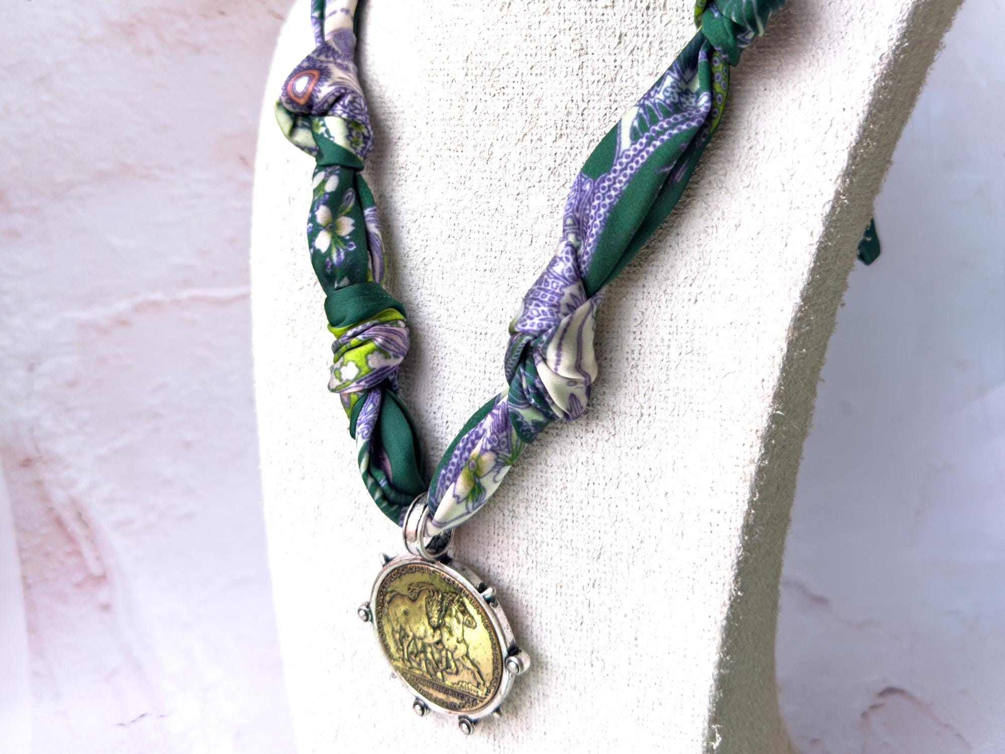 馬のスカーフネックレス:取り外し可能で長さ調節可能な馬のコイン