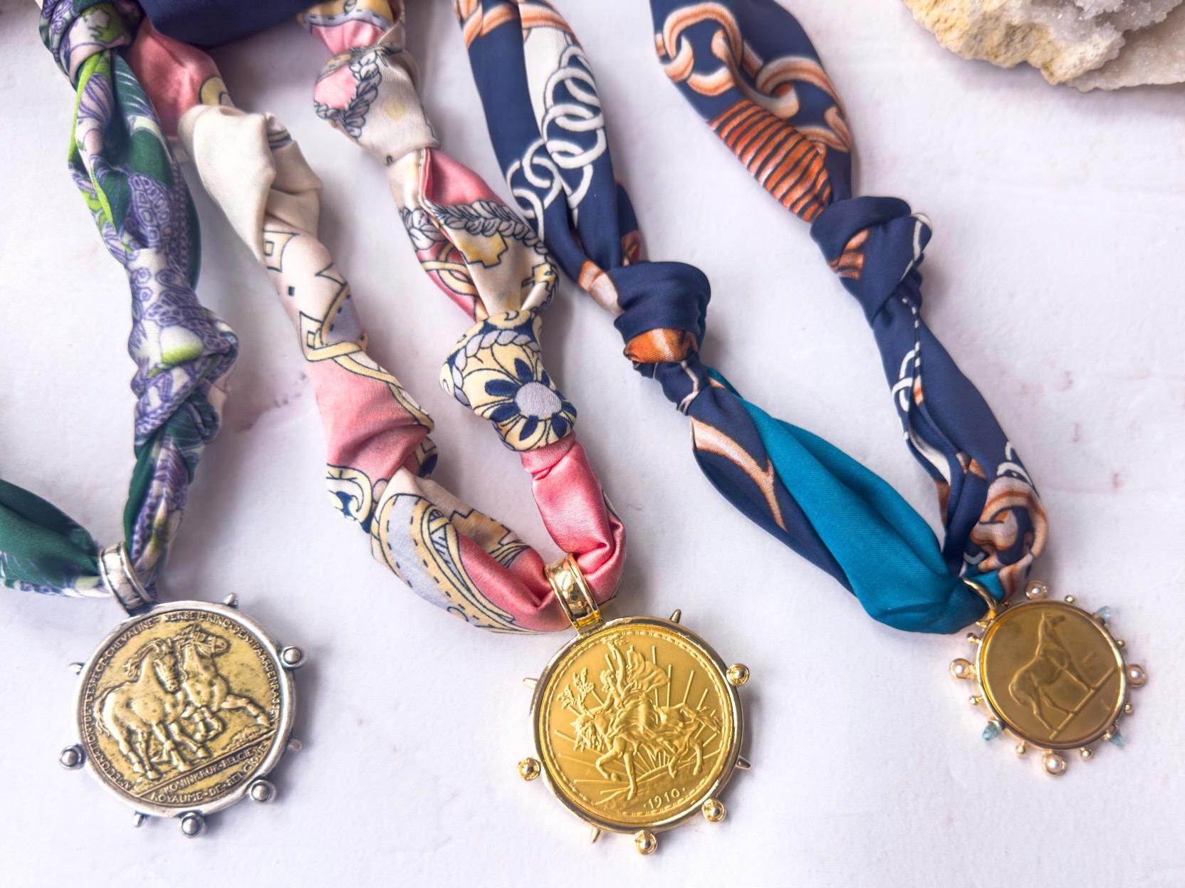 馬のスカーフネックレス:取り外し可能で長さ調節可能な馬のコイン