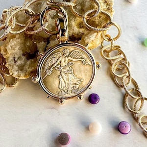 Collar con moneda conmemorativa francesa de estilo vintage: una hermosa joya con monedas llamativas