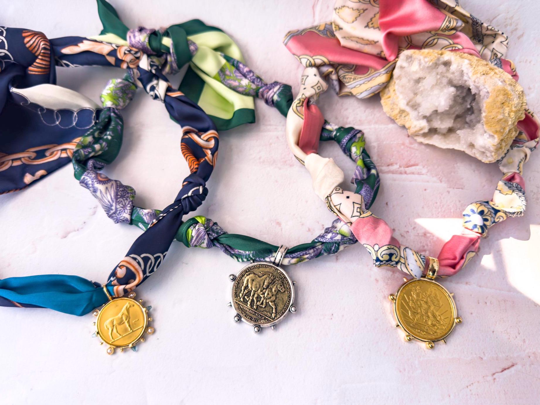 馬のスカーフネックレス:取り外し可能で長さ調節可能な馬のコイン