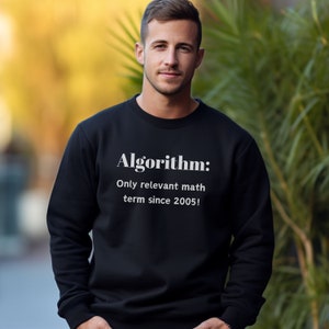 Può includere: Una felpa nera con una grafica bianca che recita "Algoritmo: Termine matematico rilevante dal 2005!"