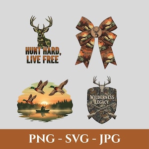 Op de afbeelding: Een verzameling graphics met jachtthema's. Bevat een hert met de tekst "HUNT HARD, LIVE FREE", een camouflage strik, eenden die over een zonsondergang vliegen en een schild met een herten schedel en gekruiste geweren. De onderste tekst luidt "PNG - SVG - JPG".