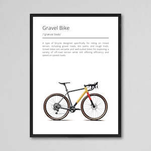 Könnte beinhalten: Gerahmter Druck mit einer Illustration eines Gravel Bikes. Das Fahrrad ist schwarz mit gelben und roten Akzenten. Der Text oben lautet "Gravel Bike" mit einer Definition, die die Verwendung des Fahrrads in gemischtem Gelände beschreibt.