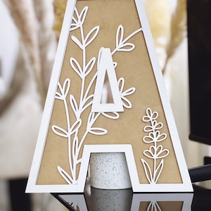 Carta de vivero de flores/ signo inicial/ decoración de pared/ regalo para ella/ regalo del día de las madres/ letras en capas/ signo de nombre/ signo de madera floral/ signo de madera