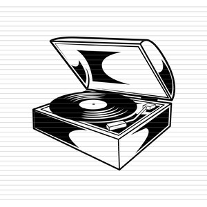 Può includere: Un'illustrazione in bianco e nero di un giradischi vintage con il coperchio aperto. Il giradischi ha un piatto rotondo con un disco sopra e un braccio di lettura.