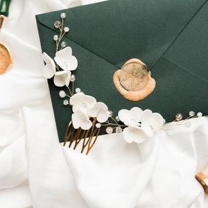 Bloemen romantische etherische haarkam, bruidshaarstukje met bloemen en kristallen in champagne, wit voor bruiden, sieraden voor trouwjurk