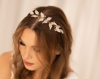 Bridal hairband with white leaf-shaped crystals