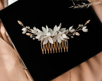 Floral bridal hair comb in gold, rustic subtle hairpiece for wedding hair