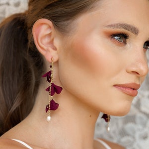 Earrings with burgundy flowers on a gold chain with pearl charms, bridesmaids earrings, floral burgundy jewelry, earrings for burgundy dress zdjęcie 6