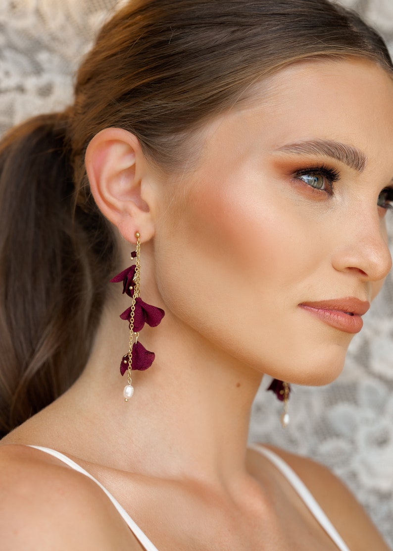 Earrings with burgundy flowers on a gold chain with pearl charms, bridesmaids earrings, floral burgundy jewelry, earrings for burgundy dress zdjęcie 6