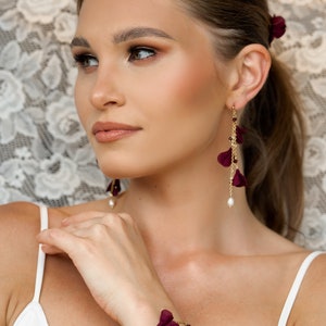 Earrings with burgundy flowers on a gold chain with pearl charms, bridesmaids earrings, floral burgundy jewelry, earrings for burgundy dress zdjęcie 5