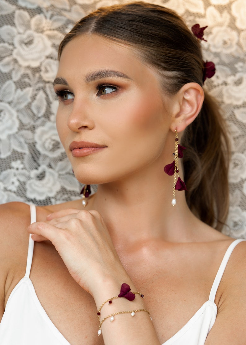 Earrings with burgundy flowers on a gold chain with pearl charms, bridesmaids earrings, floral burgundy jewelry, earrings for burgundy dress zdjęcie 5