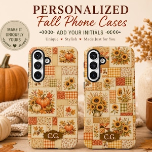 Può includere: Due cover per telefono con design patchwork e motivi autunnali tra cui zucche, girasoli e quadri. Ogni cover mostra le iniziali C.G. su un'etichetta centrale. Il testo recita: PERSONALIZED Fall Phone Cases.