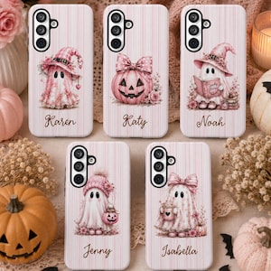 Pode incluir: Cinco capas de telemóvel cor-de-rosa claro com riscas verticais, cada uma com uma ilustração única de Halloween de um fantasma ou abóbora com um nome em cursivo: Karen, Katy, Noah, Jenny e Isabella. Cada capa tem uma abertura para a câmara.