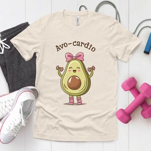 Koszulka Avo-Cardio, Koszulka do ćwiczeń, Prezent dla miłośnika awokado, Koszulka fitness, Koszulka ze świeżymi warzywami, Koszulka z kreskówkową grafiką