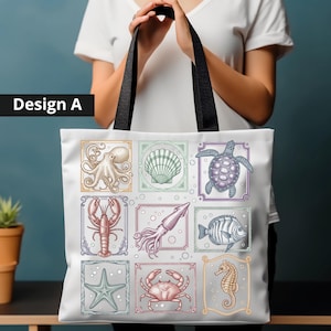 Puede incluir: Bolso tote blanco con un diseño de vida marina. El bolso muestra ilustraciones de un pulpo, una concha, una tortuga, una langosta, un calamar, un pez, una estrella de mar, un cangrejo y un caballito de mar. El texto "Design A" es visible.