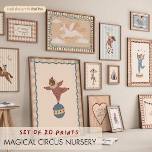 Puede incluir: Una colección de láminas artísticas enmarcadas con temática de circo. Las láminas presentan ilustraciones de animales de circo, artistas y diseños caprichosos en suaves colores pastel. El texto "Set of 20 Prints Magical Circus Nursery" está en la parte inferior.