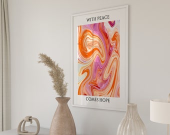 Pode incluir: Uma impressão de arte emoldurada com o texto "WITH PEACE COMES HOPE". A obra de arte apresenta um padrão de redemoinho de cores laranja, rosa e branco. A impressão é exibida em uma parede branca, junto com vasos decorativos e uma lâmpada.