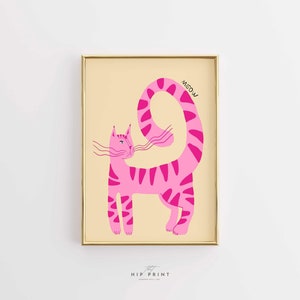Pode incluir: Um gato rosa com a cauda enroscada e listras rosas sobre um fundo creme. O gato está olhando para a esquerda e o texto "MEOW" está escrito acima da cauda do gato.