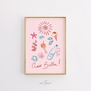 Op de afbeelding: Een roze ingelijste print met een handgetekend ontwerp van een zon, schelpen, een glas wijn, een fles wijn, ijshoorntjes, een zonnebril en een zeester. De tekst "Ciao Bella!" is geschreven in rood cursief.
