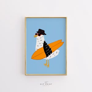 Arte murale con gabbiano surfista, stampa di animali della spiaggia costiera, decorazione estiva dell'oceano, poster di uccelli fantastici, opera d'arte estetica da surfista preppy, download digitale