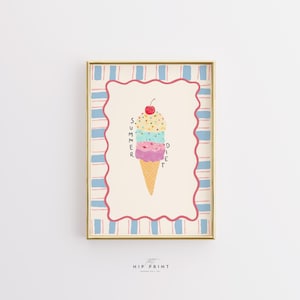 Könnte beinhalten: Gerahmter Kunstdruck mit einer Illustration einer Eistüte mit drei Kugeln in Rosa, Blau und Gelb, belegt mit einer Kirsche. Die Worte "Summer Diet" sind vertikal geschrieben. Der Rahmen ist goldfarben mit einem gestreiften Rand.