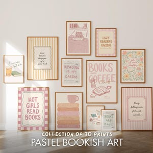 Puede incluir: Una colección de 30 láminas de arte pastel con temática de libros en marcos de madera. Las láminas presentan citas e ilustraciones relacionadas con la lectura, el café y los libros. La paleta de colores incluye tonos rosas, beige y marrones. El texto incluye frases como "Hot Girls Read Books".