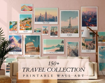 Könnte beinhalten: Ein Wohnzimmer-Interieur mit einem beigen Sofa und einer Sammlung von über 150 Reiseplakaten an der Wand. Die Poster zeigen berühmte Sehenswürdigkeiten und Stadtansichten aus aller Welt, darunter Paris, New York, Rio de Janeiro und Lissabon. Der Text "150+ TRAVEL COLLECTION PRINTABLE WALL ART" ist in einem weißen Kasten auf dem Sofa zu sehen.