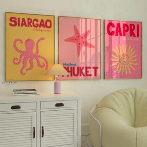 Ensemble de 3 affiches preppy tropicales, art mural côtier rose jaune, impressions numériques de plage amusante, décoration de voyage d'été, téléchargement de vibrations océaniques vibrantes