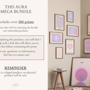 Pode incluir: Um pacote de download digital com mais de 200 impress&otilde;es de arte de parede imprim&iacute;veis. As impress&otilde;es apresentam uma variedade de cores pastel e designs abstratos. O texto "THIS AURA MEGA BUNDLE" est&aacute; na parte superior da imagem. O texto "REMINDER" est&aacute; na parte inferior da imagem. O texto "This is a digital product, no physical product will be sent" est&aacute; abaixo da palavra "REMINDER". A imagem tamb&eacute;m mostra uma parede com v&aacute;rias impress&otilde;es emolduradas em uma variedade de cores e designs.