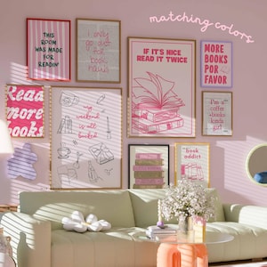 K&ouml;nnte beinhalten: Eine Sammlung gerahmter Kunstdrucke mit Buch-Zitaten und Illustrationen, darunter "Read more books" und "If it's nice read it twice". Die Drucke sind in Rosa, Wei&szlig; und Schwarz gehalten und werden &uuml;ber einem hellgr&uuml;nen Sofa pr&auml;sentiert.