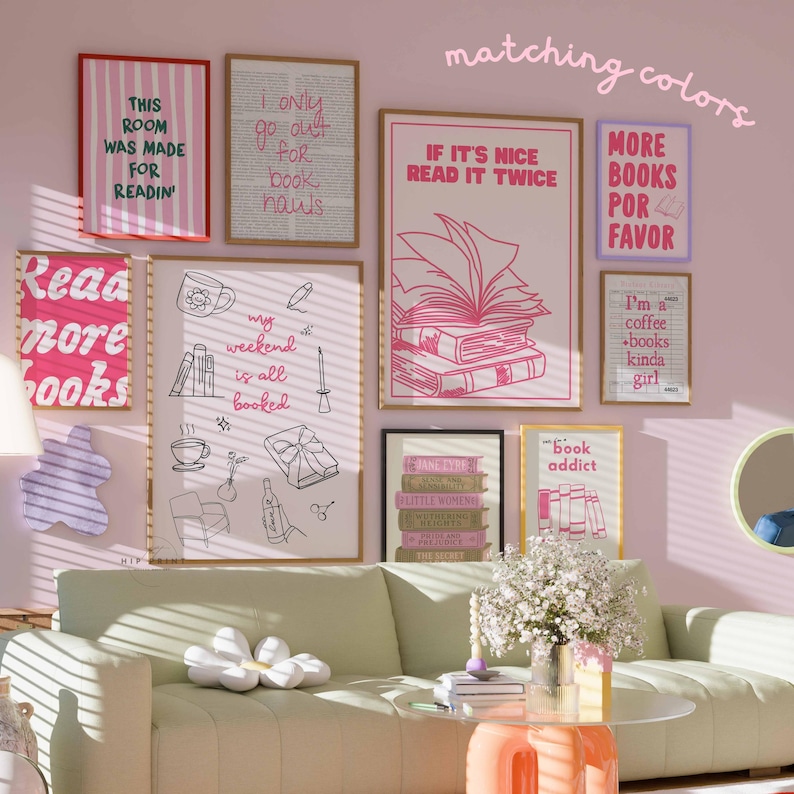 K&ouml;nnte beinhalten: Eine Sammlung gerahmter Kunstdrucke mit Buch-Zitaten und Illustrationen, darunter "Read more books" und "If it's nice read it twice". Die Drucke sind in Rosa, Wei&szlig; und Schwarz gehalten und werden &uuml;ber einem hellgr&uuml;nen Sofa pr&auml;sentiert.