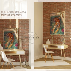 Peut inclure: Une impression encadr&eacute;e d'un tigre dans une baignoire avec des fleurs. L'impression est accroch&eacute;e &agrave; un mur en briques dans un bureau &agrave; domicile. Le texte "HIP PRINT MODERN WALL ART" est visible sur l'image.