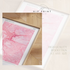Pode incluir: Uma impress&atilde;o emoldurada com um design abstrato rosa e branco. A impress&atilde;o &eacute; intitulada "Retro Collection" e inclui o texto "HIP PRINT MODERN WALL ART" e o ano "2023". A impress&atilde;o est&aacute; emoldurada em uma moldura de madeira clara e est&aacute; sobre uma superf&iacute;cie de madeira. O texto "HIGH-QUALITY RESOLUTION AT ANY SIZE" &eacute; vis&iacute;vel abaixo da impress&atilde;o.