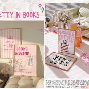 K&ouml;nnte beinhalten: Rosafarbene Wandkunst mit Buch-Zitaten und Illustrationen. Die Sammlung umfasst gerahmte Drucke mit S&auml;tzen wie "Books & Wine" und "Booked Every Weekend". Die &Auml;sthetik ist gem&uuml;tlich und feminin, perfekt f&uuml;r eine Leseecke.