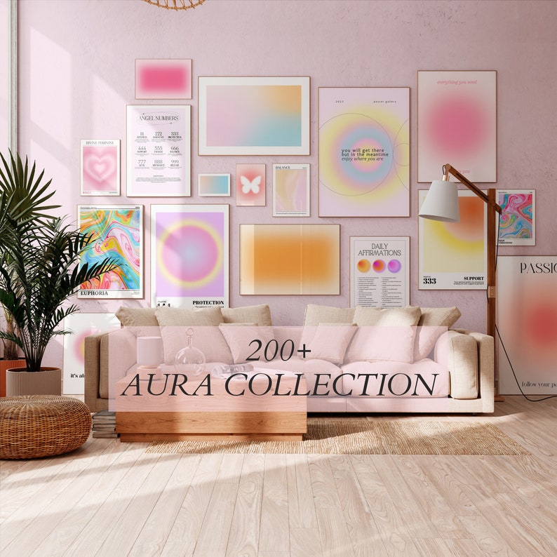 Pode incluir: Um interior de sala de estar com uma parede rosa e um sof&aacute; bege. A parede &eacute; decorada com uma cole&ccedil;&atilde;o de mais de 200 cartazes de gradiente coloridos com texto, incluindo "Afirma&ccedil;&otilde;es Di&aacute;rias", "Prote&ccedil;&atilde;o", "Euforia" e "N&uacute;meros dos Anjos". O texto "200+ AURA COLLECTION" &eacute; exibido no sof&aacute;.
