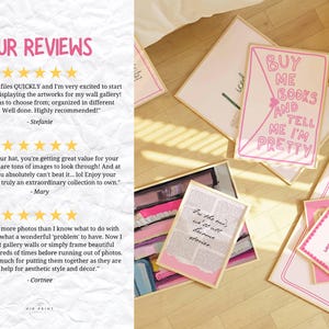 K&ouml;nnte beinhalten: Eine Sammlung gerahmter Kunstdrucke mit rosa und wei&szlig;en Designs, darunter der Text "Buy Me Books and Tell Me I'm Pretty". Die Drucke sind auf einer Holzoberfl&auml;che angeordnet, mit zus&auml;tzlichen dekorativen Elementen.