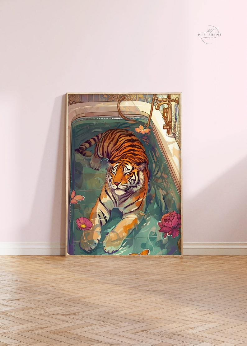 Peut inclure: Un tigre se d&eacute;tend dans une baignoire remplie d'eau et entour&eacute;e de fleurs. La baignoire est blanche avec des accents dor&eacute;s et le tigre est orange et noir.