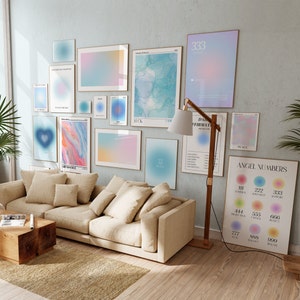Pode incluir: Um interior de sala de estar com um sof&aacute; bege e um abajur de ch&atilde;o. A parede &eacute; decorada com uma cole&ccedil;&atilde;o de estampas de arte abstrata com cores pastel e padr&otilde;es em espiral. As estampas incluem n&uacute;meros de anjos, afirma&ccedil;&otilde;es e as palavras "Sorte" e "Paz".